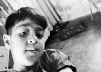 الشاعر أحمد مراد / بعورة أوراقي