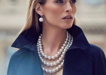 الشاعرة وفاء فواز/ تقاضيني المرايا