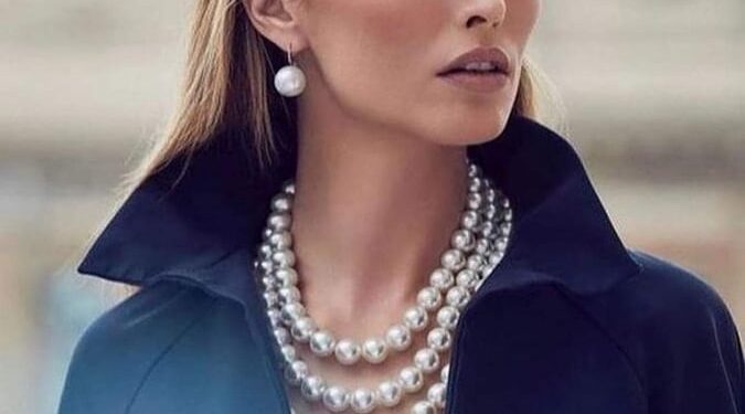 الشاعرة وفاء فواز/ تقاضيني المرايا