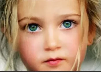 بلآلئِ عينيكِ الزرقاءِ