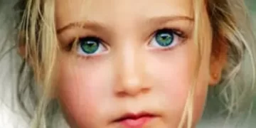 بلآلئِ عينيكِ الزرقاءِ