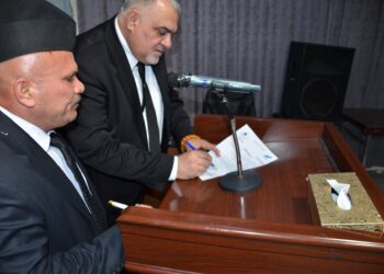 الشاعر عباس شُكر / تمرُّ بك الأعياد