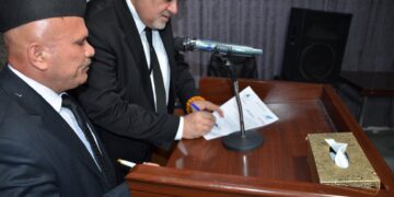 الشاعر عباس شُكر / تمرُّ بك الأعياد