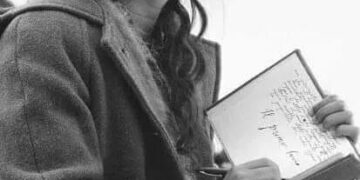 الشاعرة رشا فاروق /( أنثى معجونة بالطّهر )