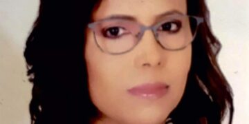 الشاعرة نزهة المثلوثي / رحلتي عشق