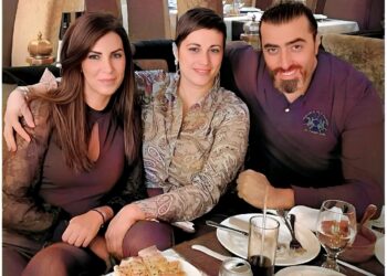 الفنان #باسم_ياخور برفقة اخواته البنات خلال أحتفالهم في #عيد_الميلاد🎄