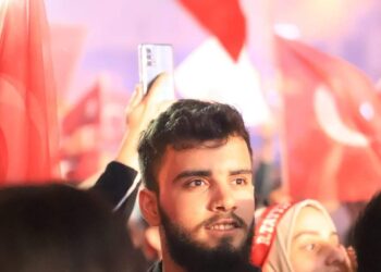 ما الذي يشدُّنا / الأديب عبد الإله محمد المحمد