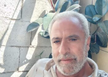 تسائلني / الشاعر أحمد مراد