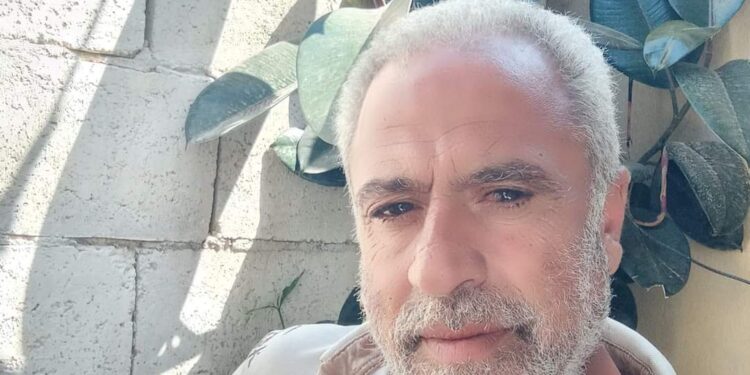 تسائلني / الشاعر أحمد مراد